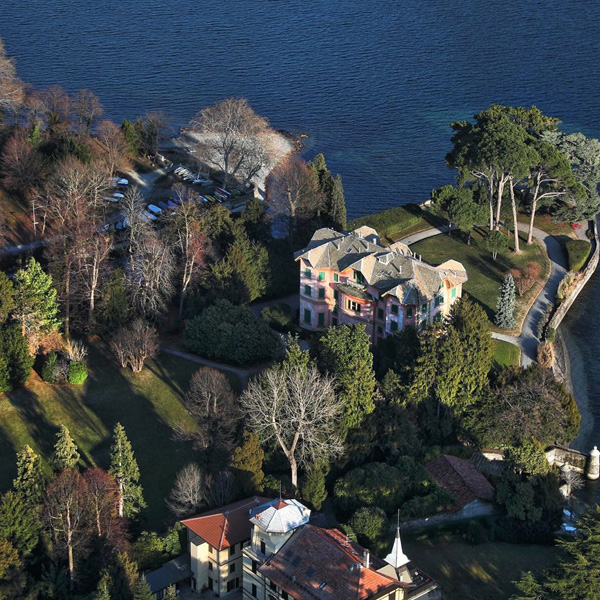 Tour turistico e voli in elicottero sul lago di Como, Milano e Bormio
