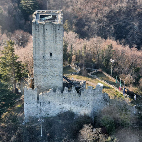 Tour turistico e voli in elicottero sul lago di Como, Milano e Bormio