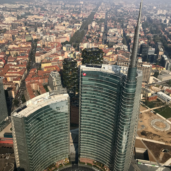 Regala un tour turistico e volo in elicottero sui cieli di Milano