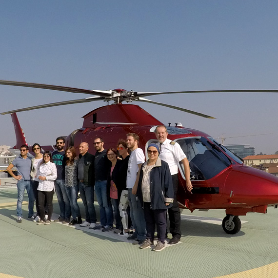 Regala un tour turistico e volo in elicottero sui cieli di Milano