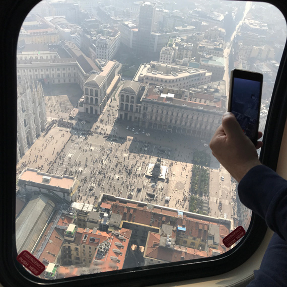 Regala un tour turistico e volo in elicottero sui cieli di Milano