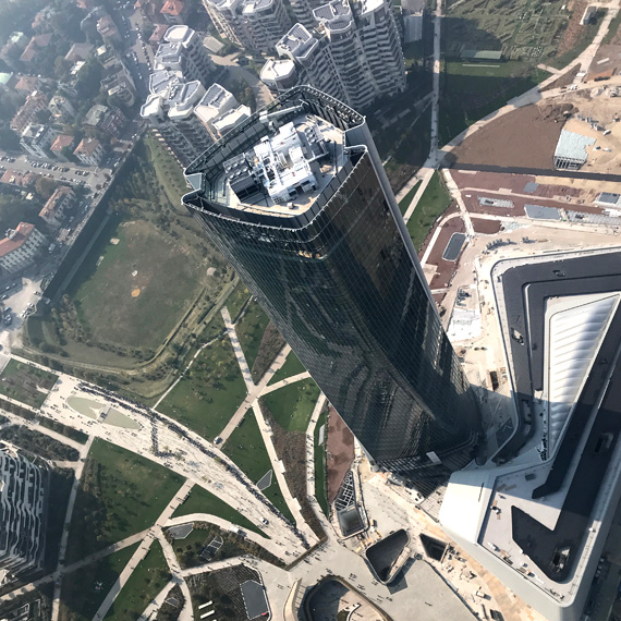 Regala un tour turistico e volo in elicottero sui cieli di Milano