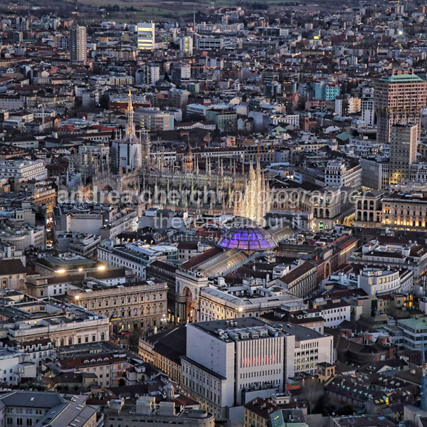 Tour turistico e volo in elicottero sui cieli di Milano