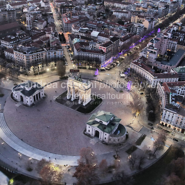 Tour turistico e volo in elicottero sui cieli di Milano