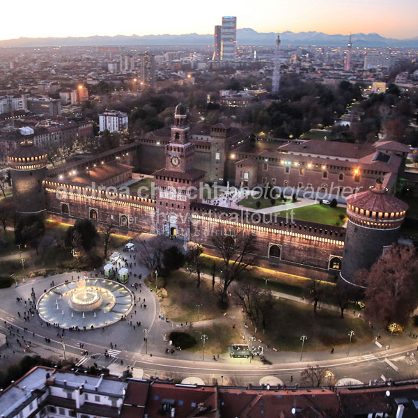 Tour turistico e volo in elicottero sui cieli di Milano