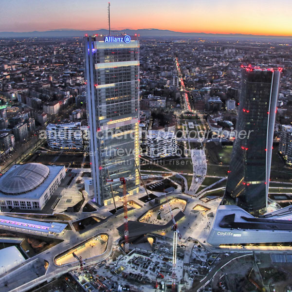 Tour turistico e volo in elicottero sui cieli di Milano