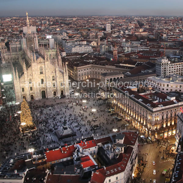 Tour turistico e volo in elicottero sui cieli di Milano