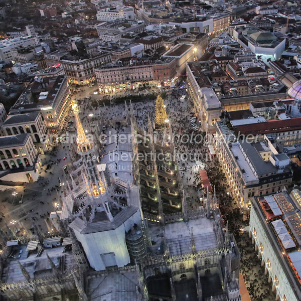 Tour turistico e volo in elicottero sui cieli di Milano